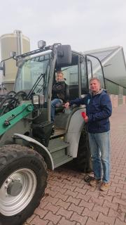 Jan Pieter van Tilburg en zijn zoon bij de elektrische shovel: 'Omgerekend bespaar ik zo'n 3000 liter dieselolie!'