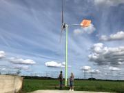 Melkveehouder Jan Poppe is blij met de windmolen die constant voor duurzame energie zorgt. 